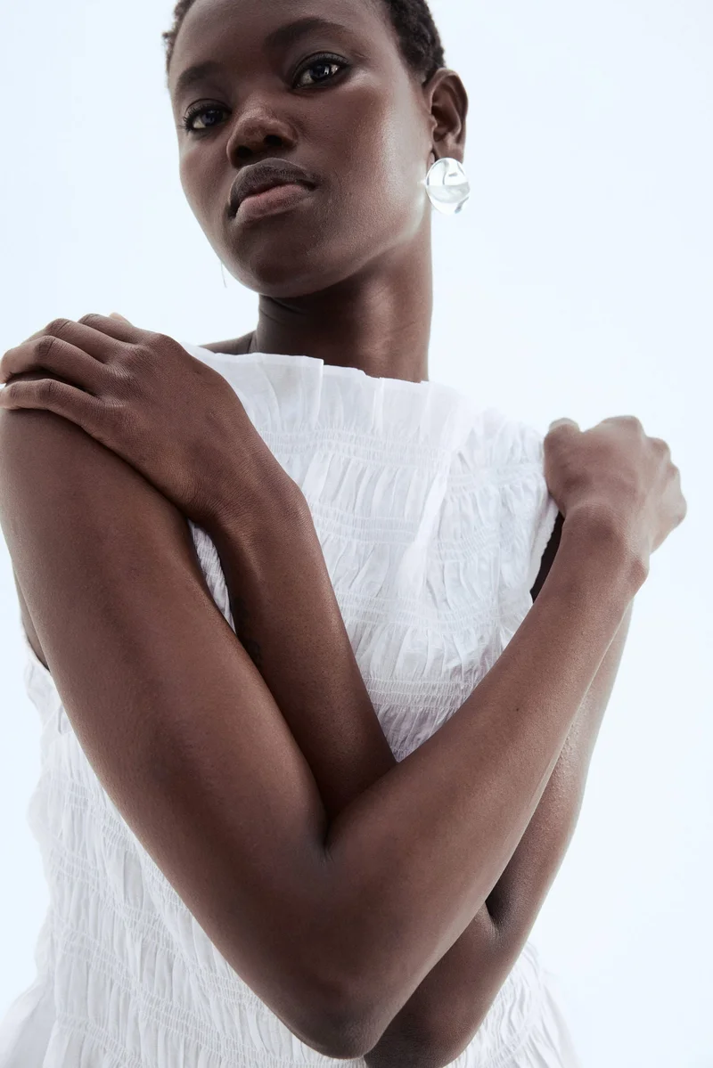 اتش اند ام بلوزة مزينة بكشكشة